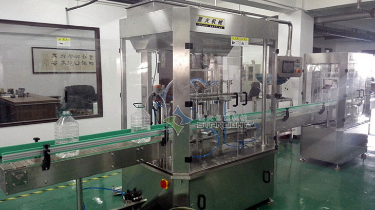 果糖灌裝旋蓋貼標(biāo)封箱打包生產(chǎn)線