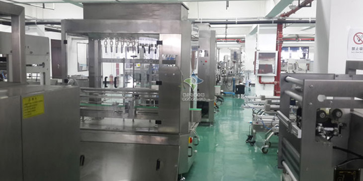果糖灌裝旋蓋貼標(biāo)封箱打包生產(chǎn)線