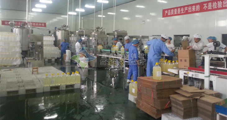 果糖灌裝旋蓋貼標(biāo)封箱打包生產(chǎn)線