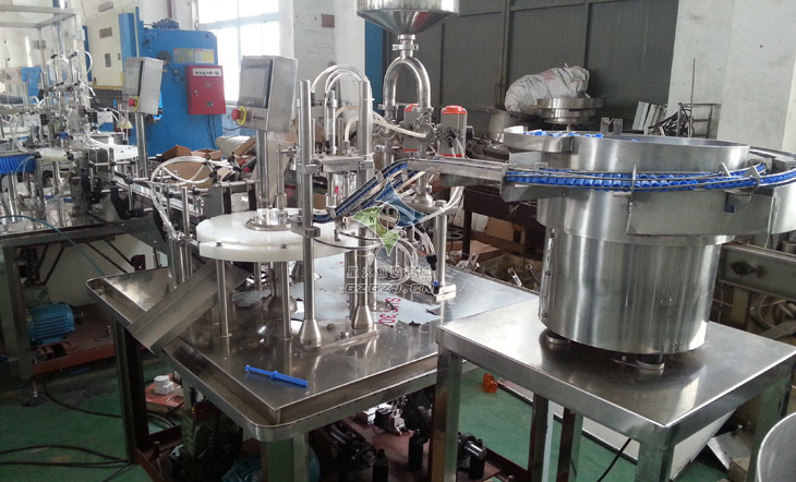 小瓶液體灌裝旋蓋貼標(biāo)一體機(jī)